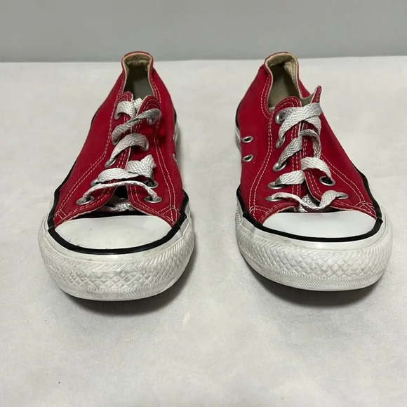 Converse Chuck Taylor All Star Classic Sneakers in Red Women’s size 6 - Picture 2 of 9